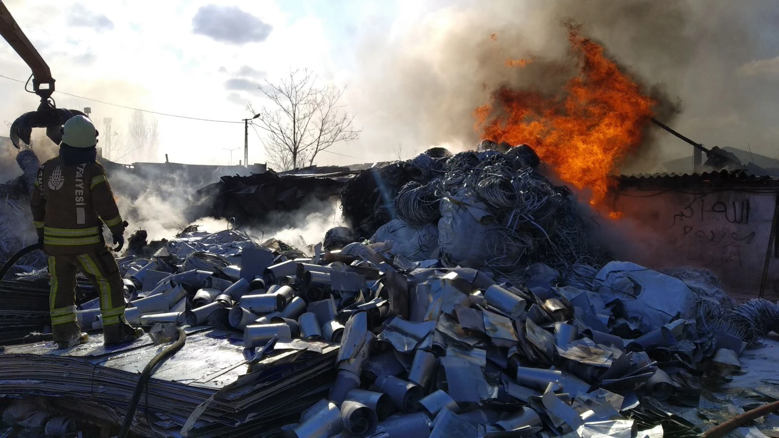 Avcılar'da bulunan geri dönüşüm deposunda yangın çıktı
