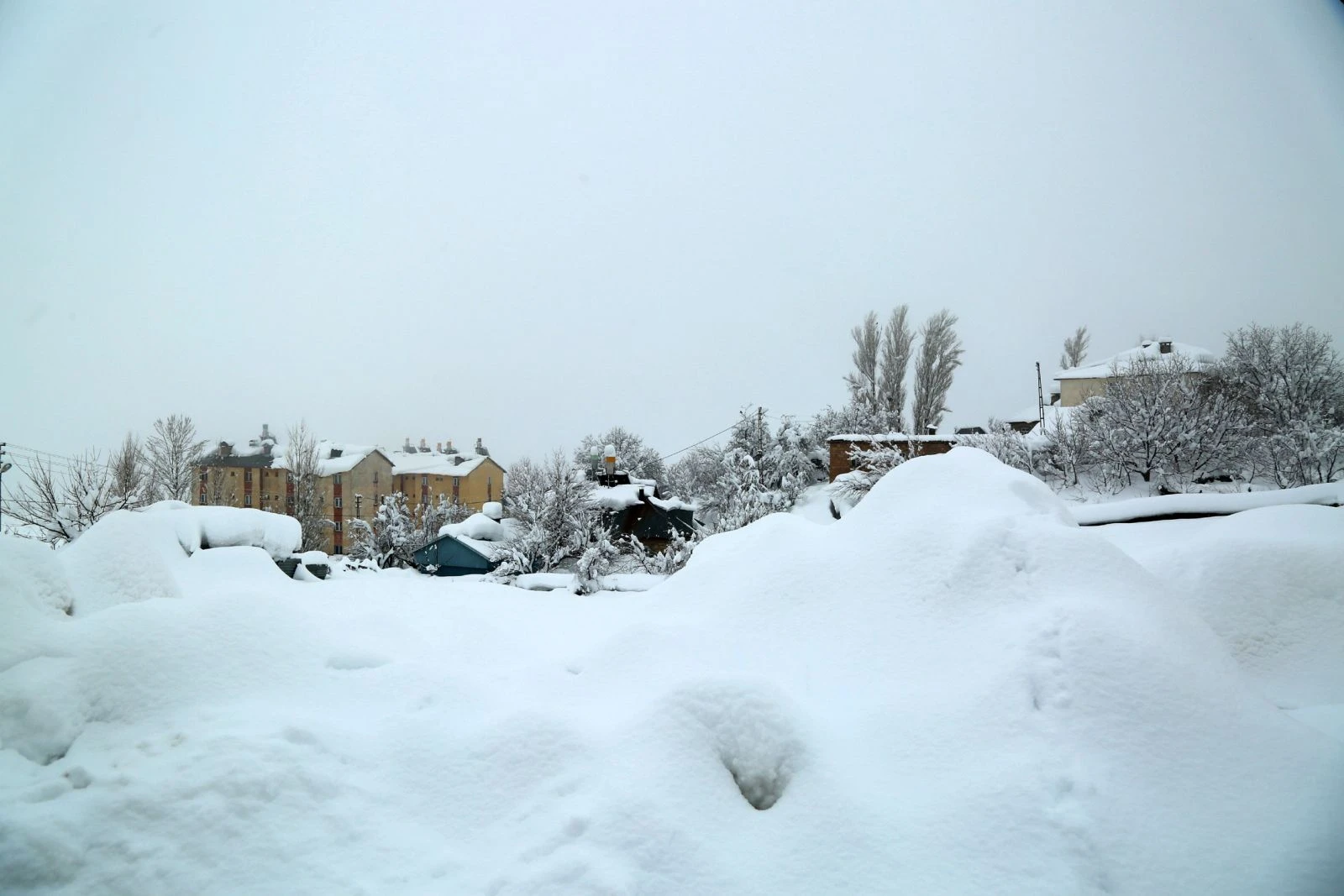Tunceli kara teslim, yer yer 2 metreye ulaştı