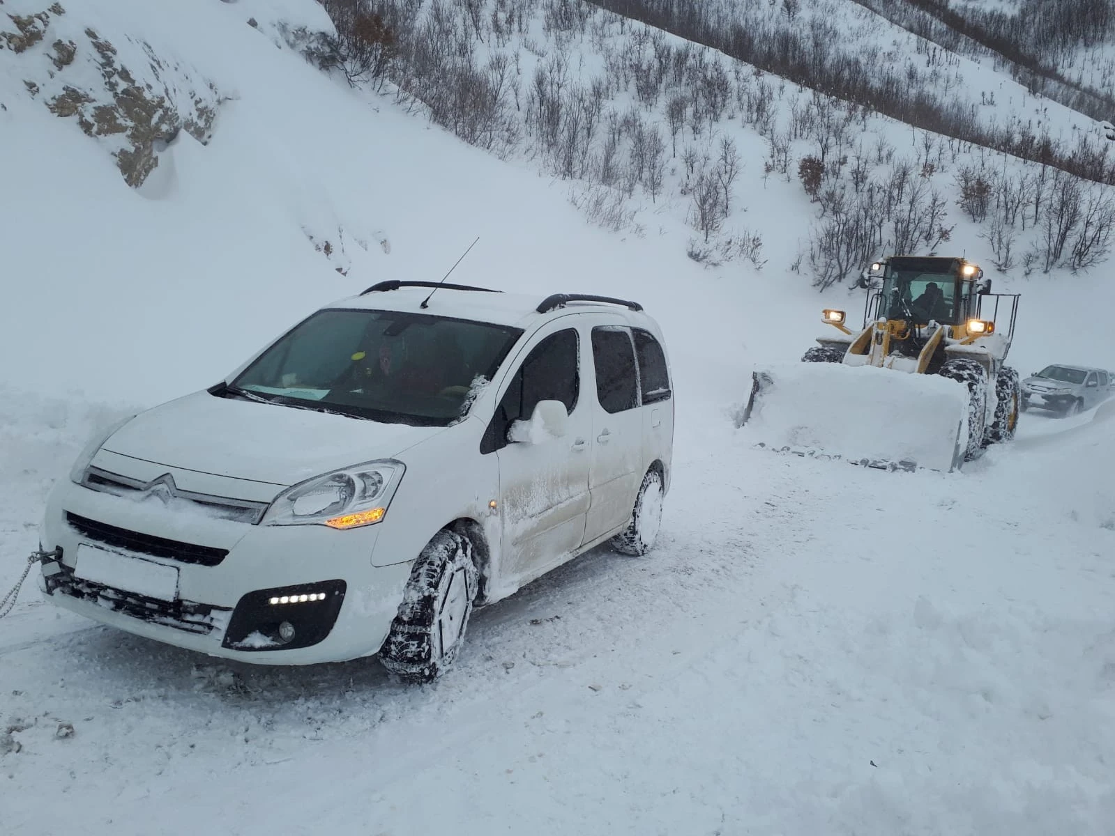 Siirt’te donmak üzere olan 5 kişilik aile kurtarıldı