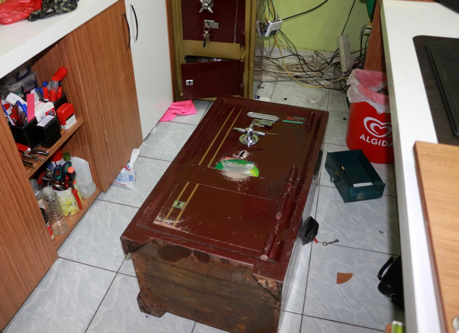 Girdikleri marketin çelik kasasını patlattılar