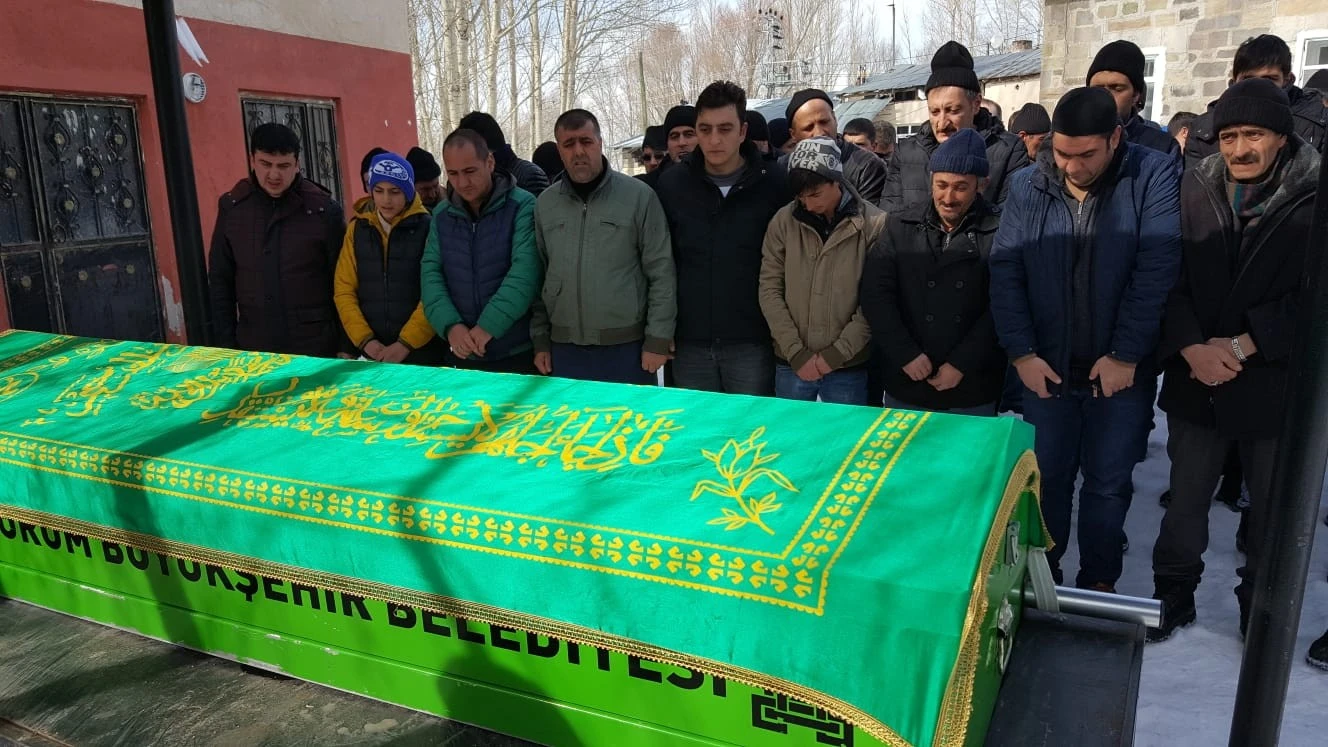 Okul önündeki bıçaklı kavgada ölen çocuk defnedildi