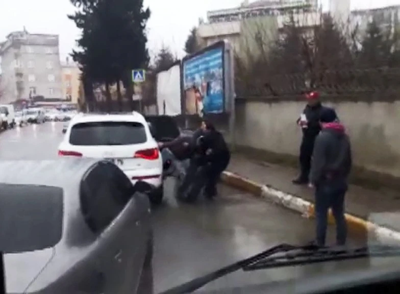 Sancaktepe'de trafikte magandaların şahsı tekme tokat dövme anları kamerada