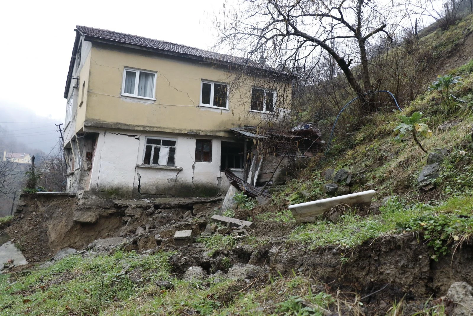 Heyelan evlerini ikiye böldü, eşyalarını bile alamadılar