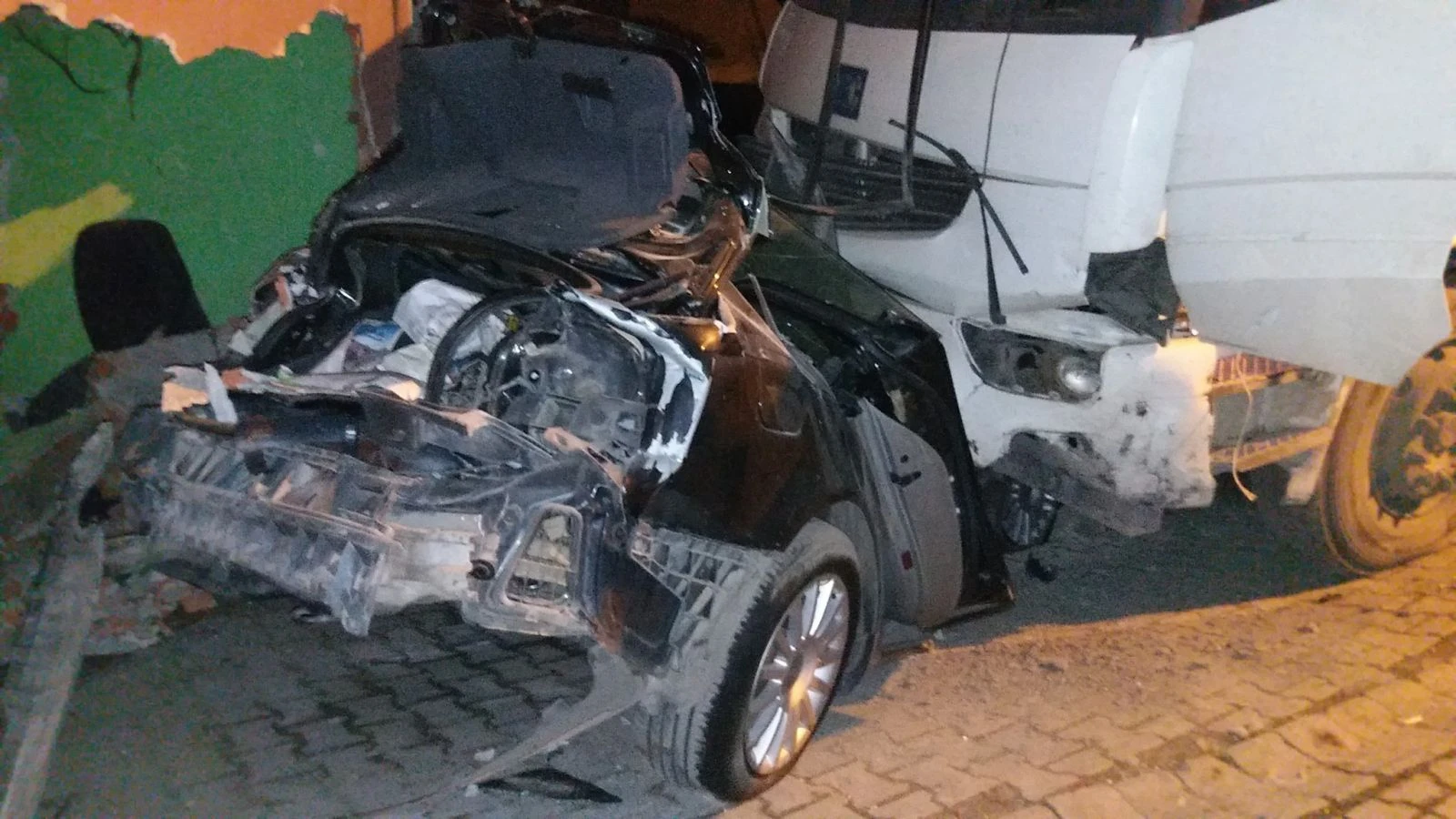 Tırın çarptığı otomobil hurdaya döndü