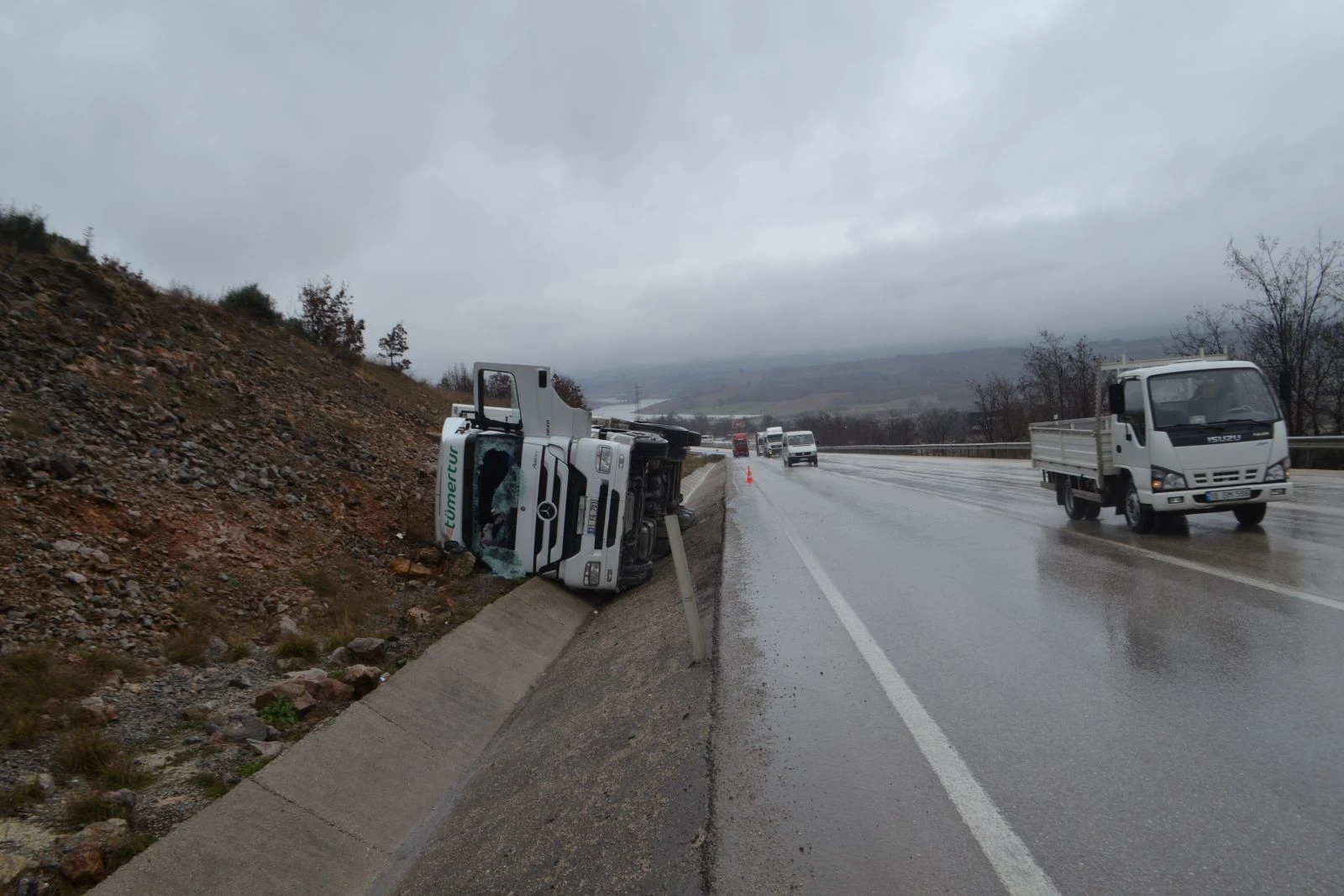Meyve yüklü TIR devrildi: 1 yaralı
