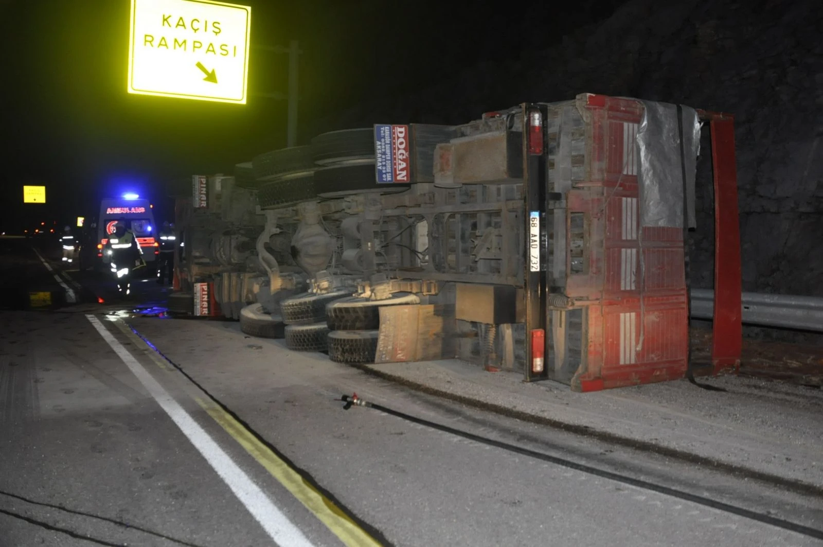 Kamyon bariyerlere çarparak devrildi: 1 yaralı