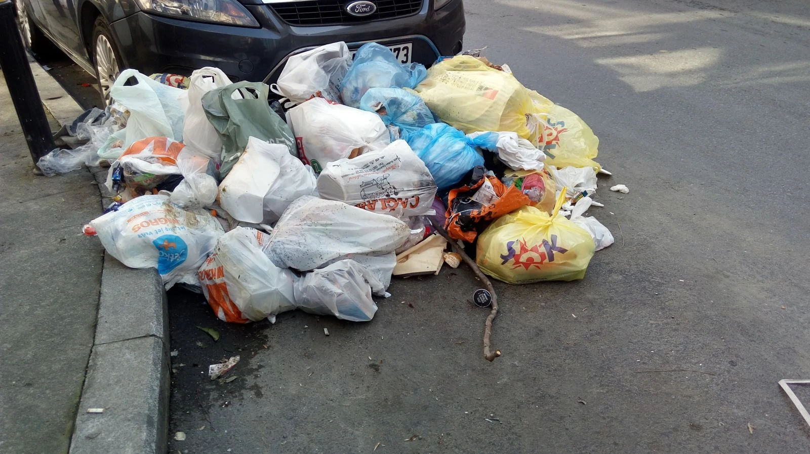 İşçilerin grev yaptığı Şişli'de sokaklar çöp yığınlarıyla doldu