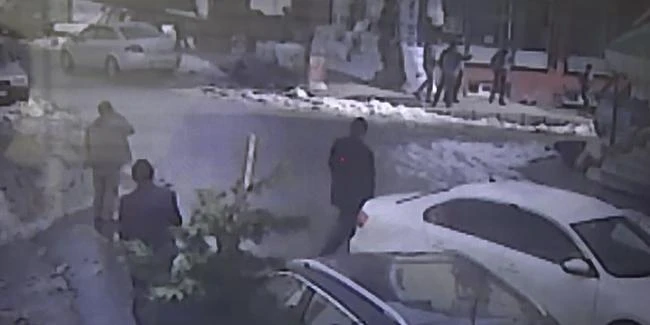 Boşanmak isteyen karısının baba evini sopalarla basınca