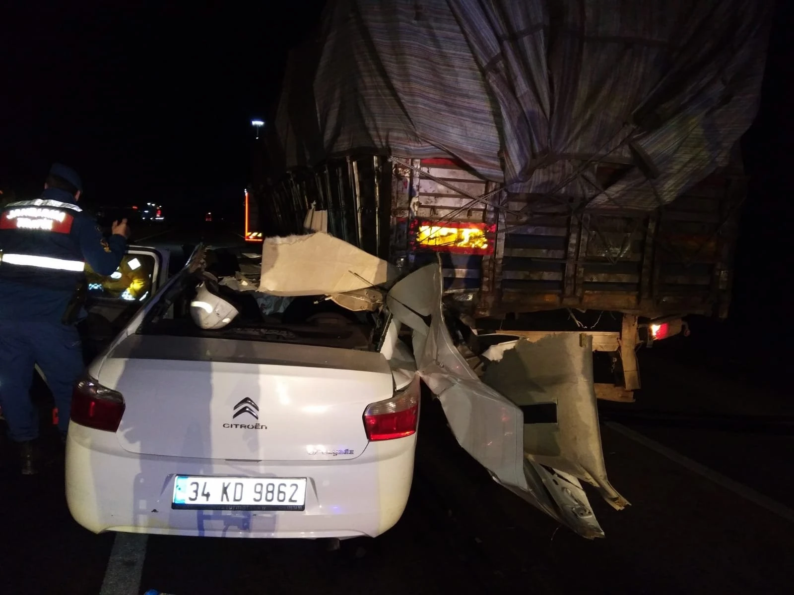 Tıra çarpan otomobildeki 2 Afgan öldü