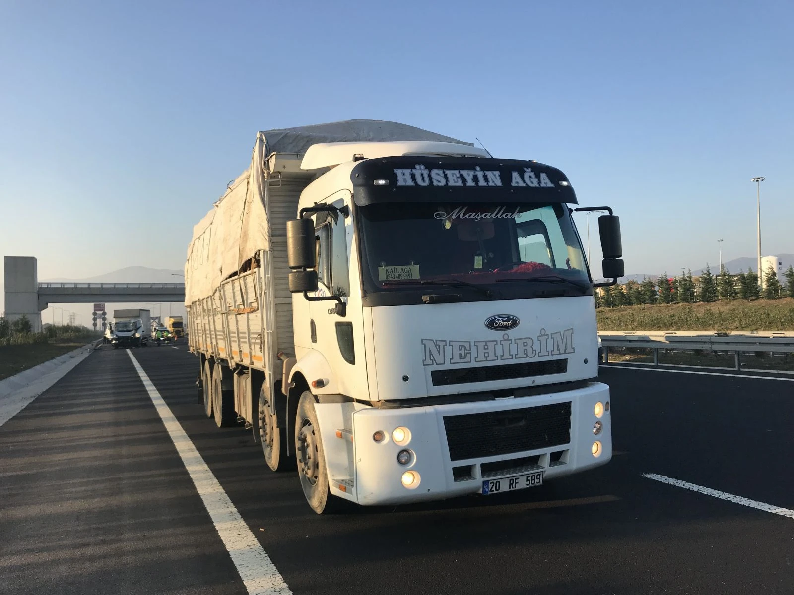 Otobanda kaza...Kamyonda can pazarı: 1 yaralı