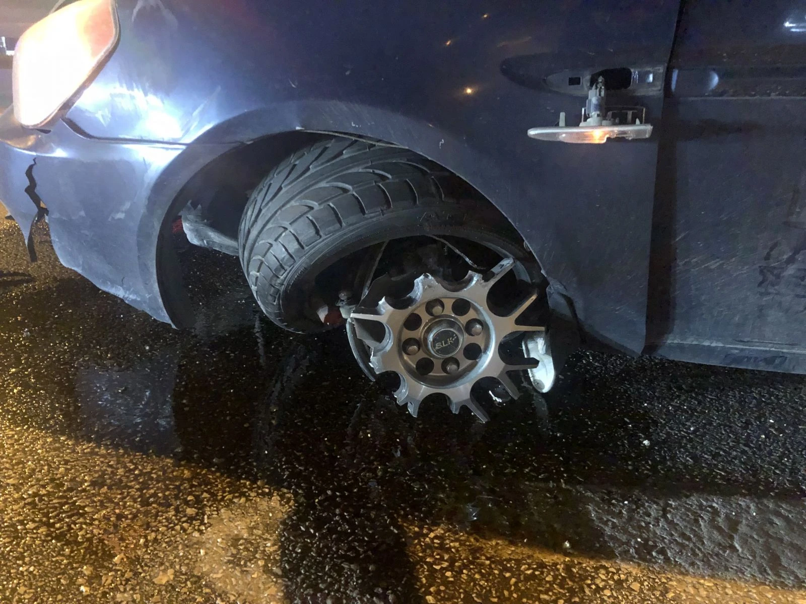 Bariyere ok gibi saplanan otomobil sürücüsü yaralandı