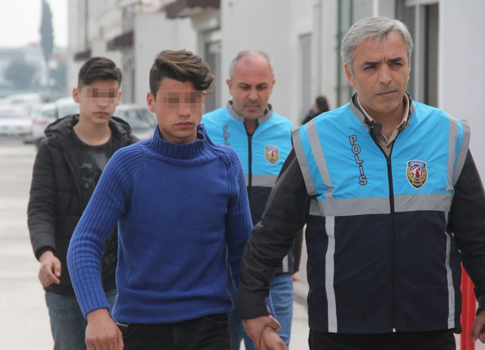 Çocuğu boks makinesi yerine koyup döven iki zanlı adliyeye sevk edildi