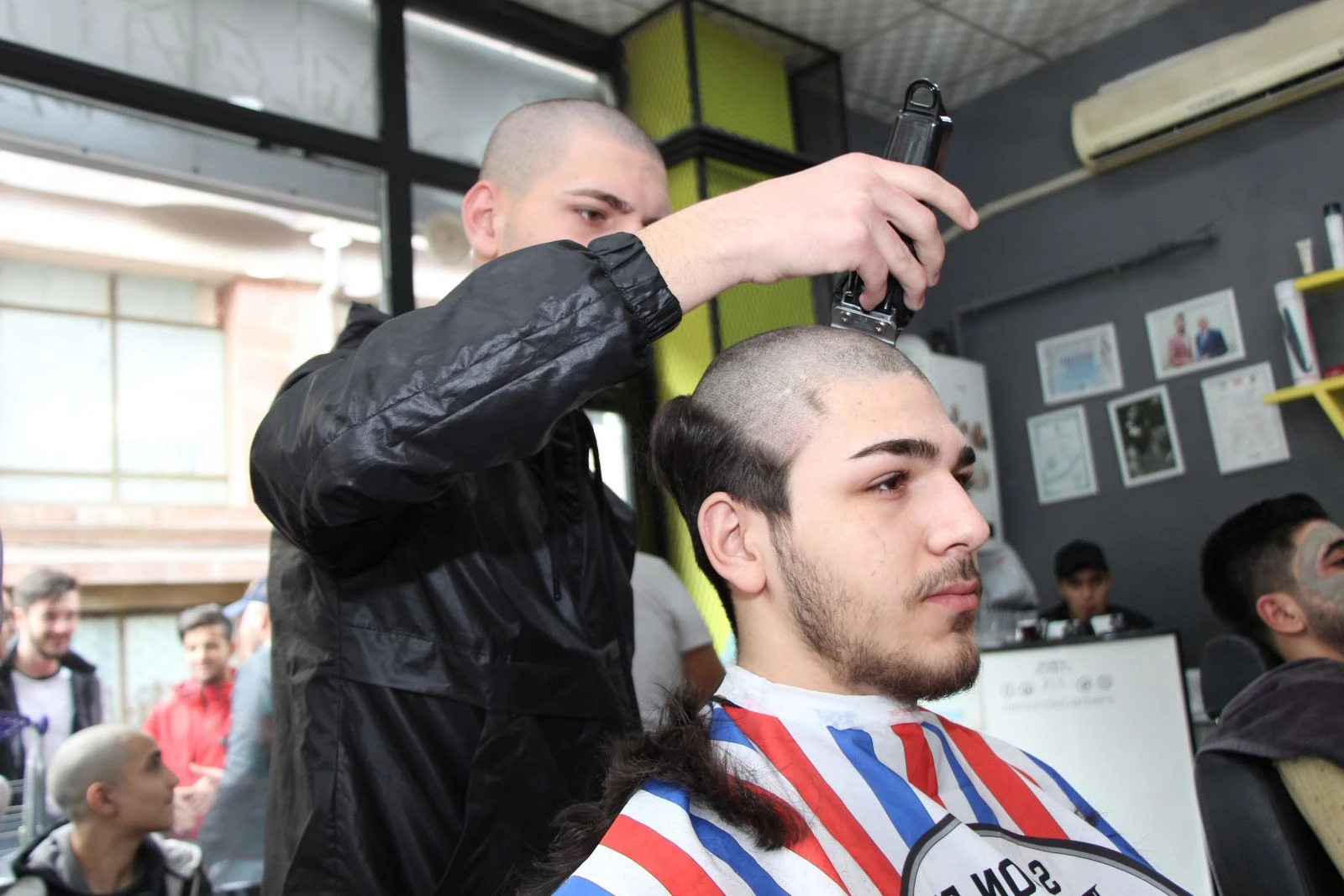 Kanser olan arkadaşları için saçlarını kazıttılar