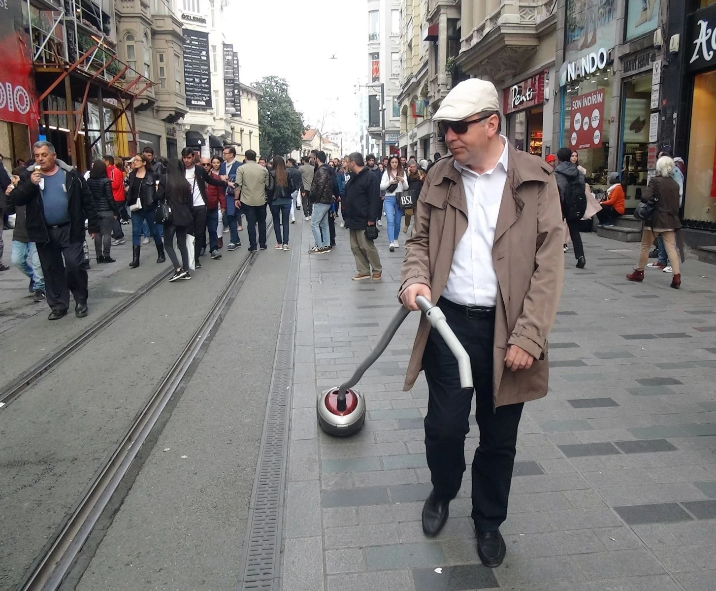 Elektrikli süpürgesini aldı Taksim’e çıktı