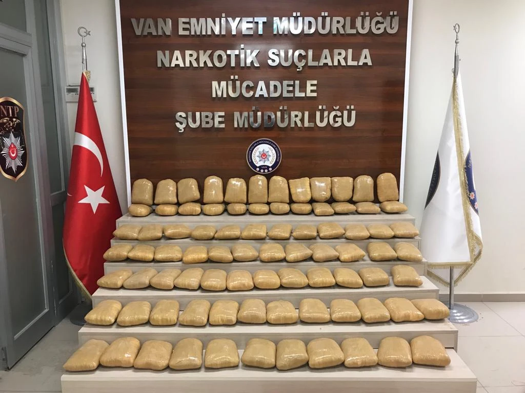 Tren yoluna atılan 4 çuval esrar ele geçirildi