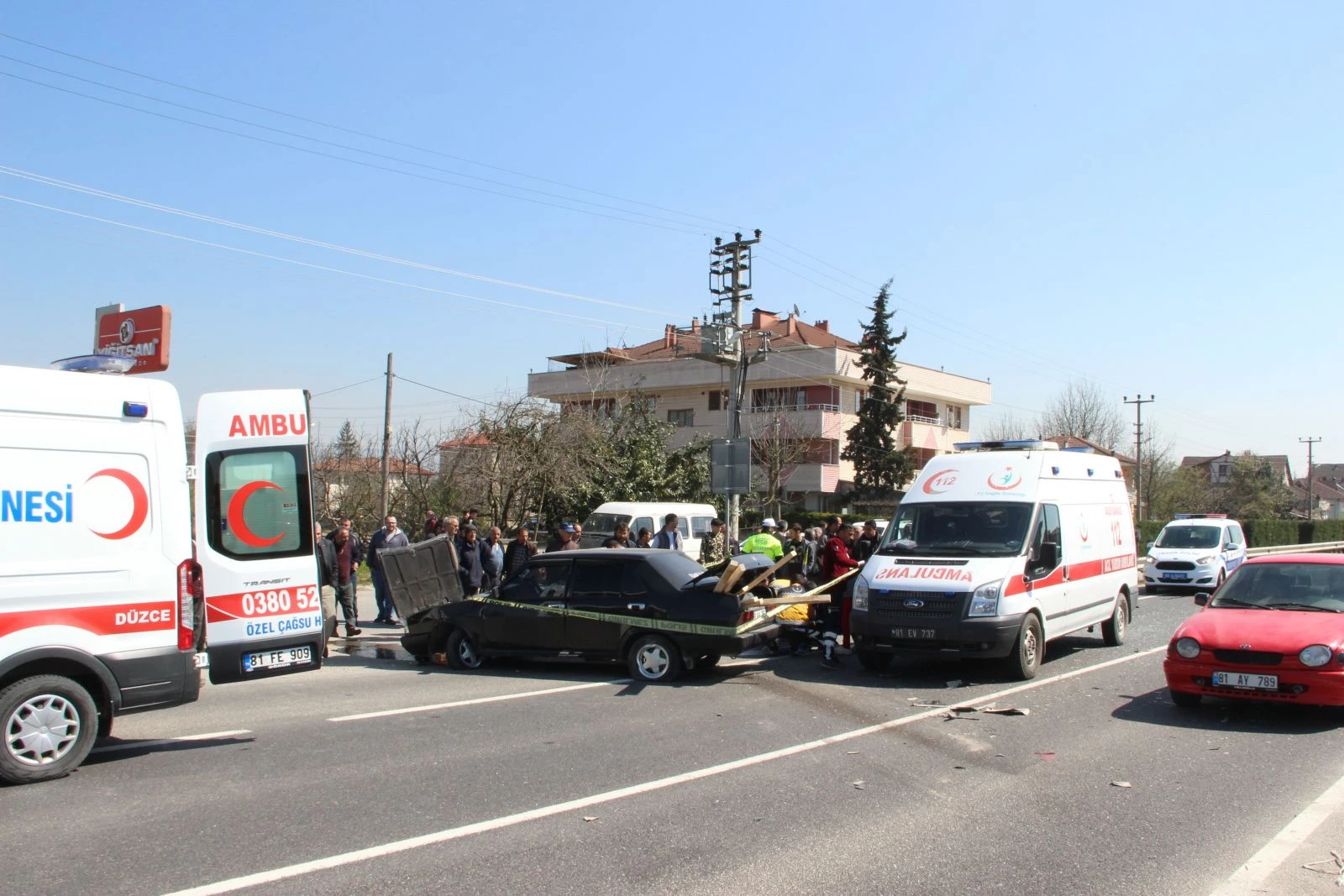 Otomobil kaldırıma çarptı, sürücü araçtan fırladı