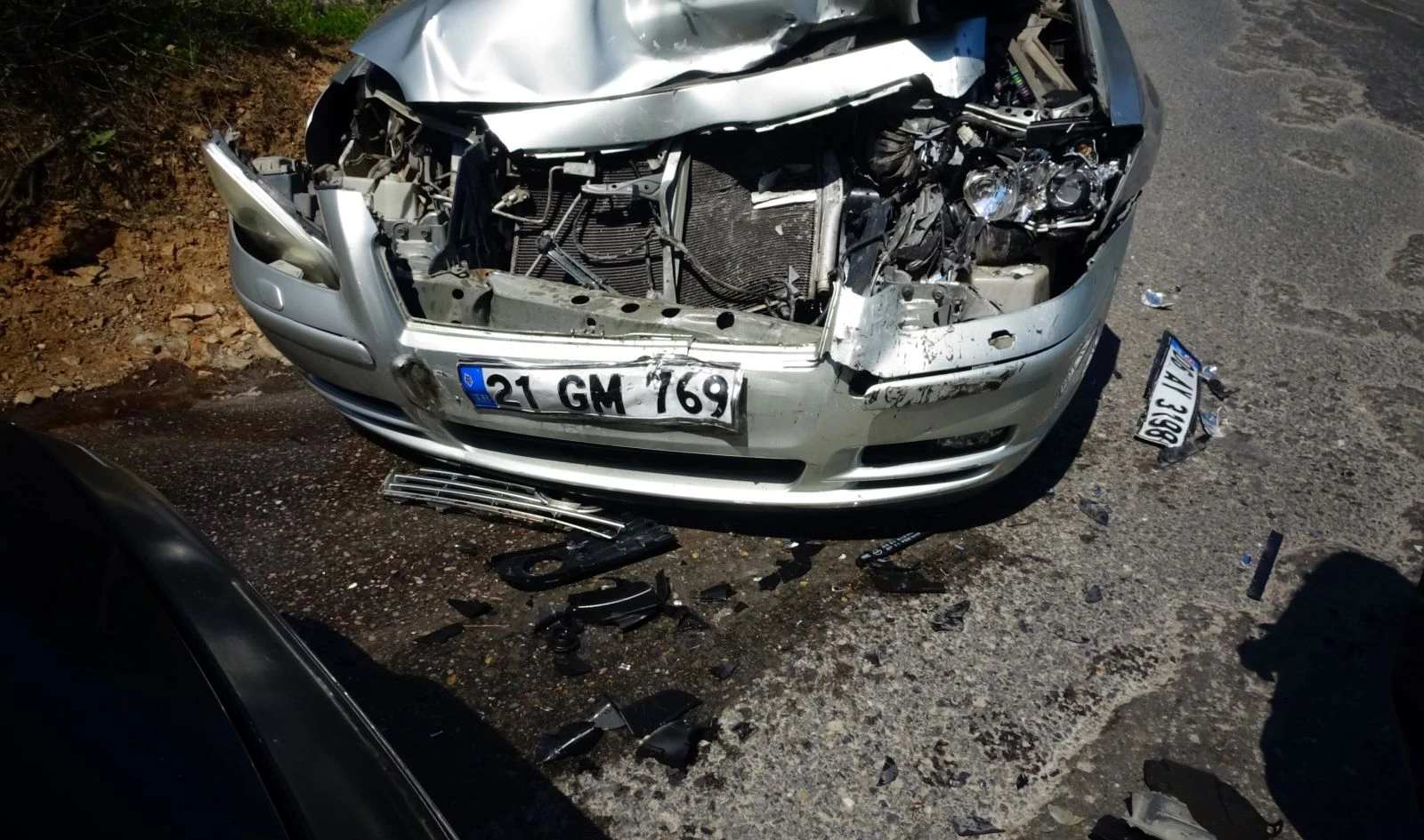 Kartal’da iki araç kafa kafaya çarpıştı: 1 yaralı