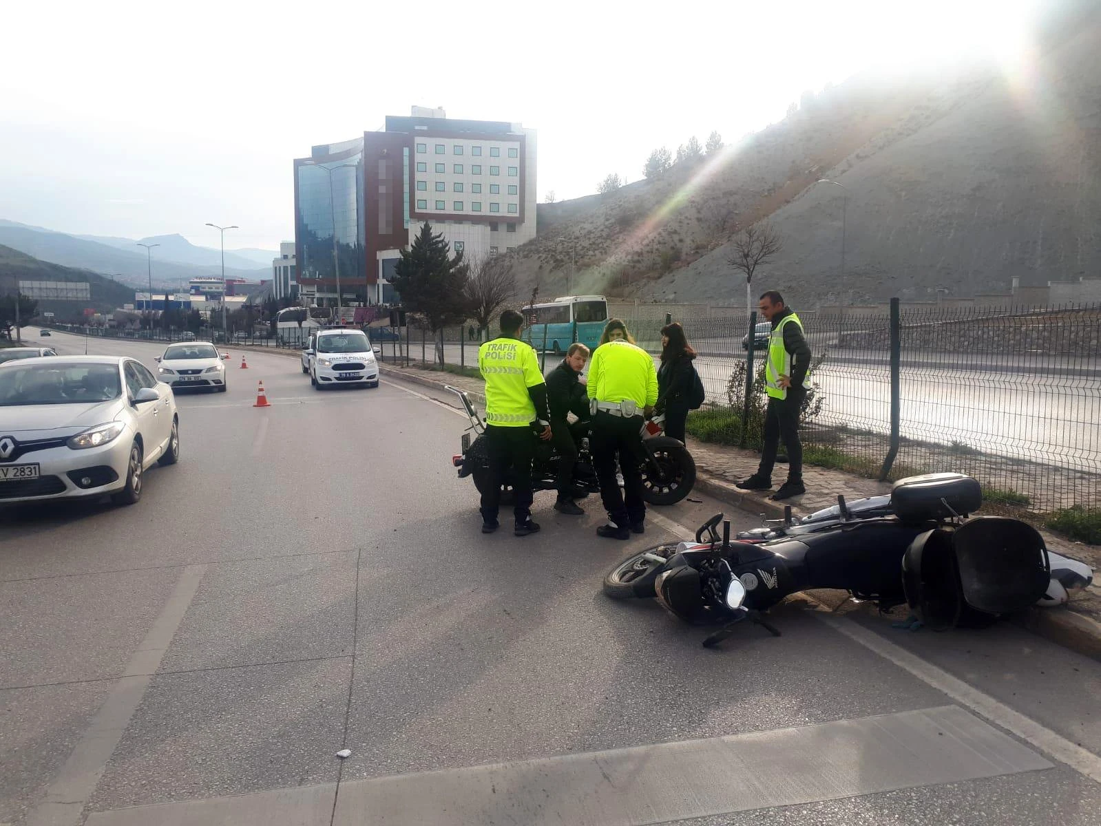 Motosiklet kaldırıma çarptı : 1 ölü