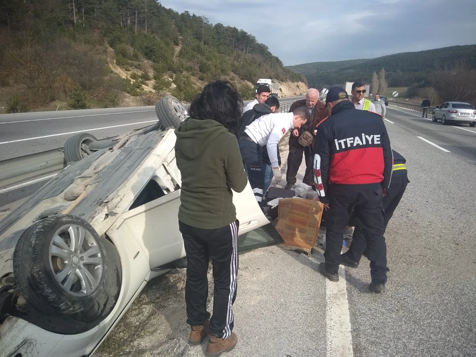 Kontrolden çıkan otomobil devrildi; 2 yaralı