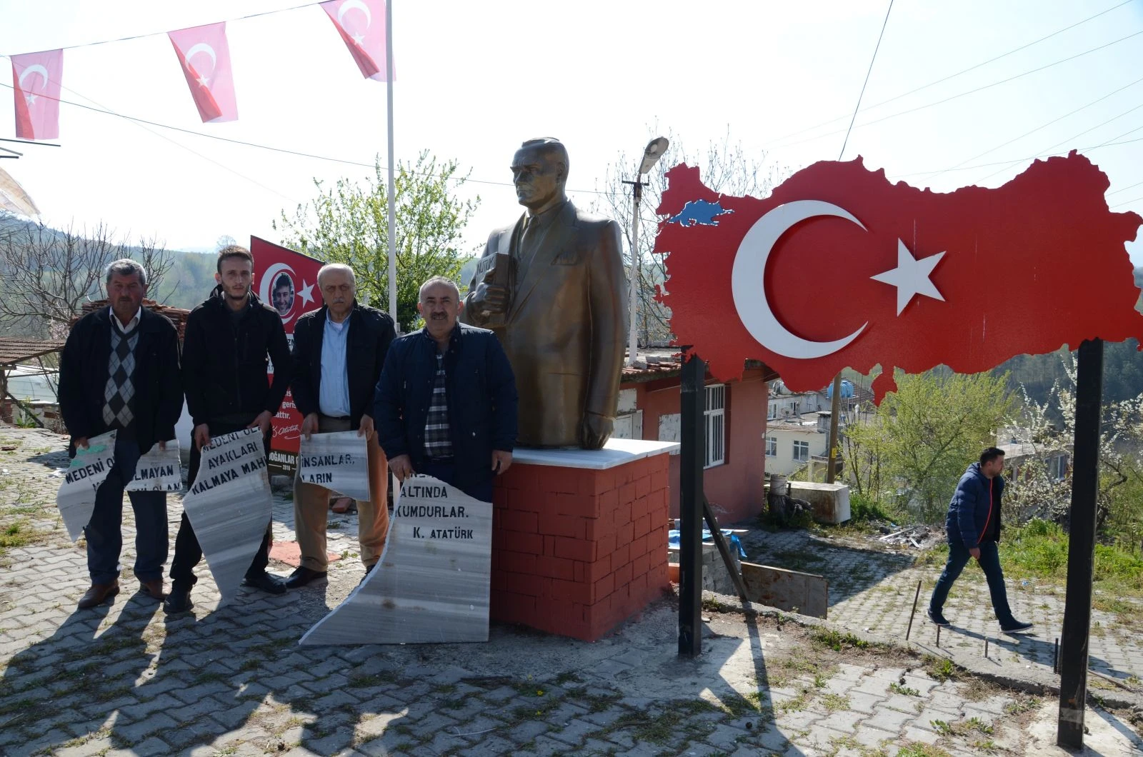 Muhtarlığı kazanamayınca oyun parkını söktü