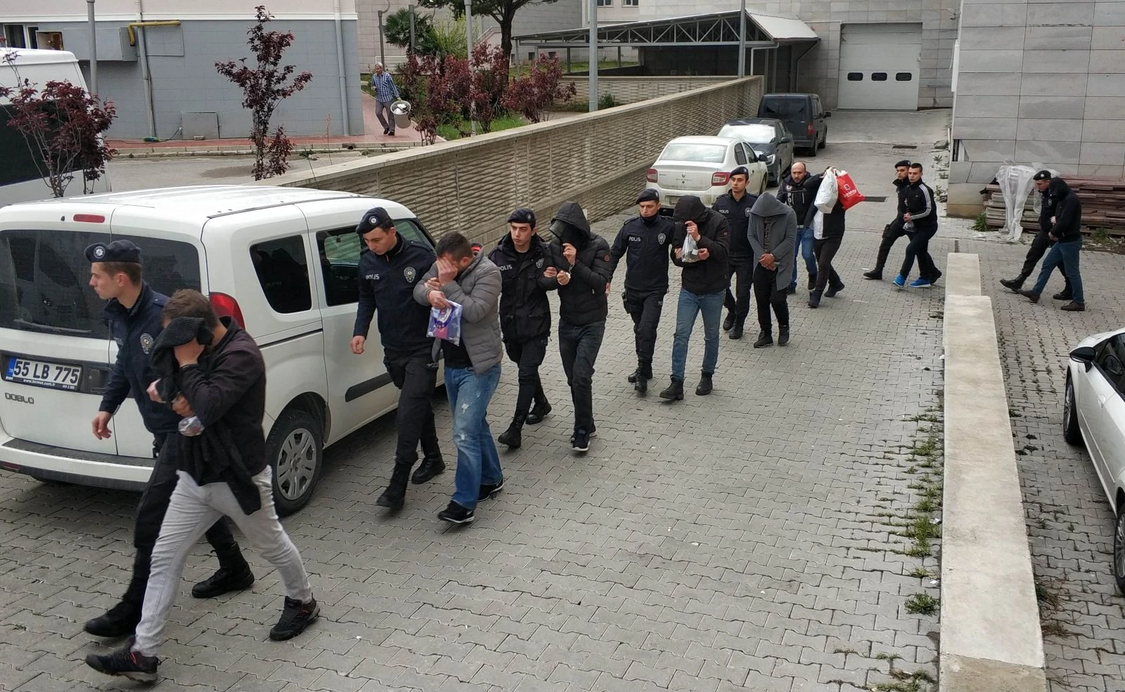 Samsun'da "torbacı" operasyonunda 12 kişi adliyede