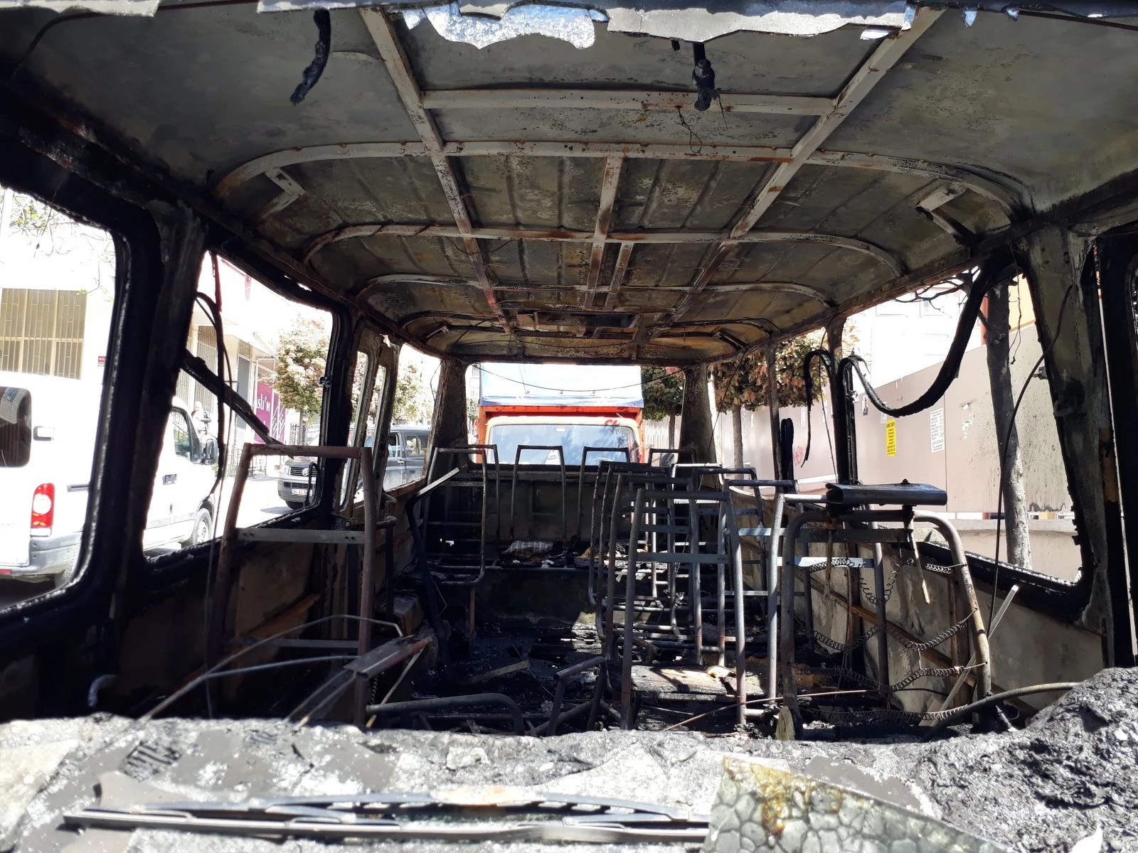 Park halindeki minibüs alev alev yandı