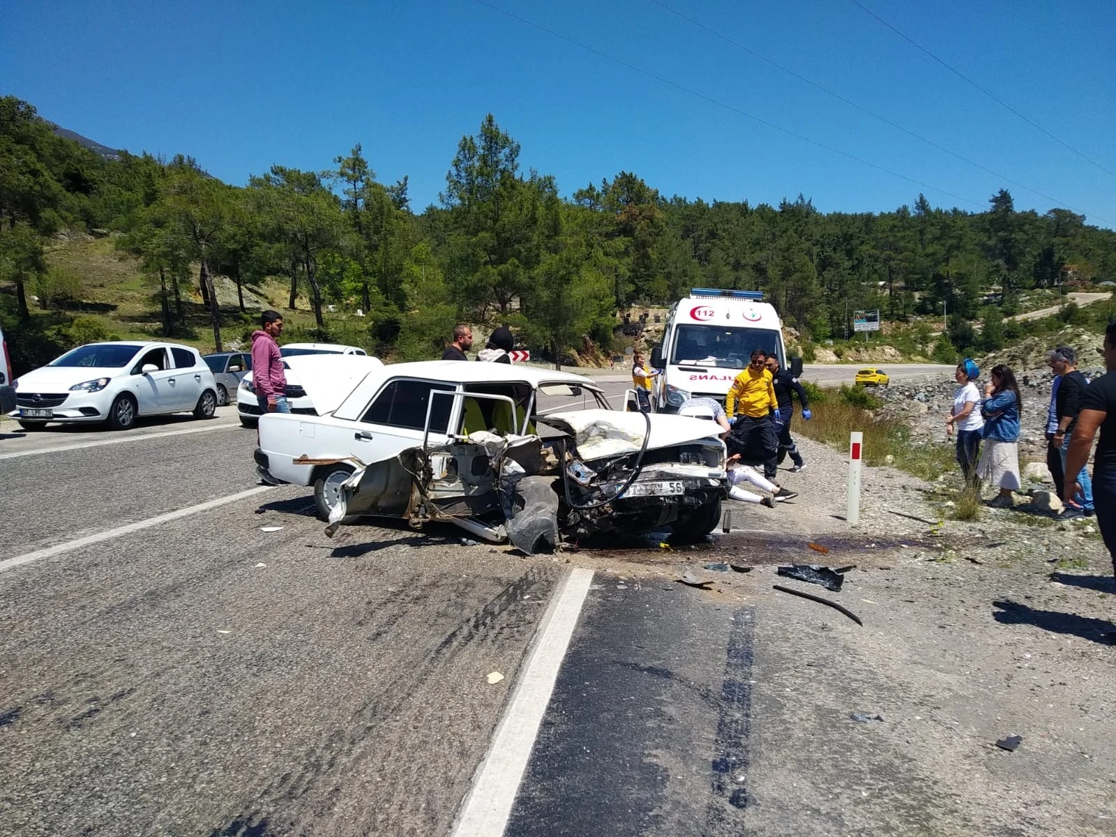 Antalya’da iki otomobil kafa kafaya çarpıştı: 2 yaralı