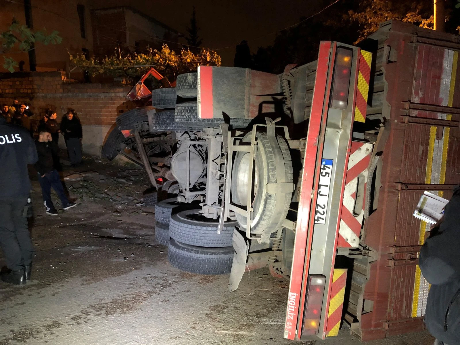 Freni boşalan tuğla yüklü kamyon evin duvarına girdi