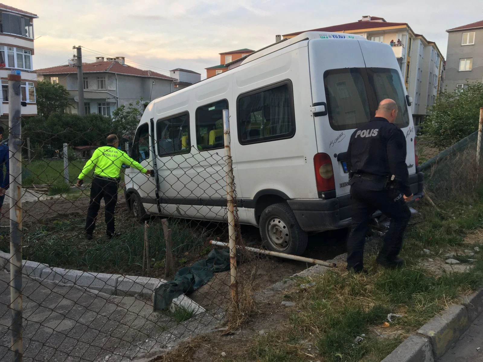 Hızını alamayan servis aracı evin bahçesine uçtu