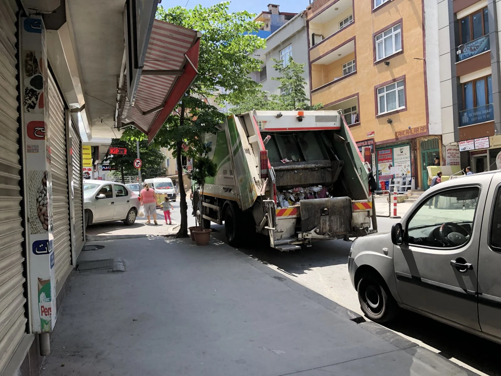 Kucağında çocuğuyla karşıya geçen kadına çöp kamyonu çarptı
