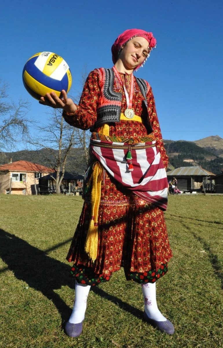 Ağasar kıyafetli kadınlar tarladan çıkıp voleybol oynadı