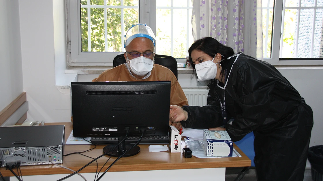 Kovid-19'la mücadelede eşi ve çocuklarından ayrı 5 ay geçirdi