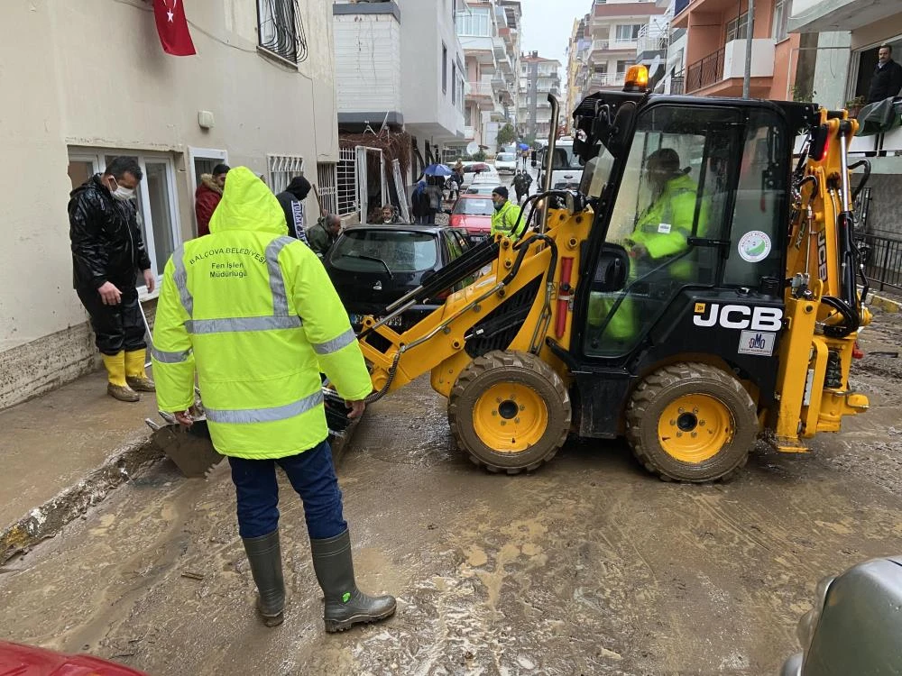 İzmir'de sel felaketi: Vali Köşger ve Başkan Çalkaya'dan inceleme