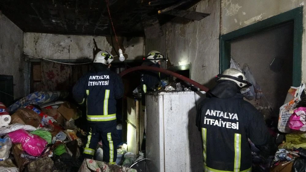 Çöp ev alev alev yandı, anne ve kızı gözyaşlarına boğuldu