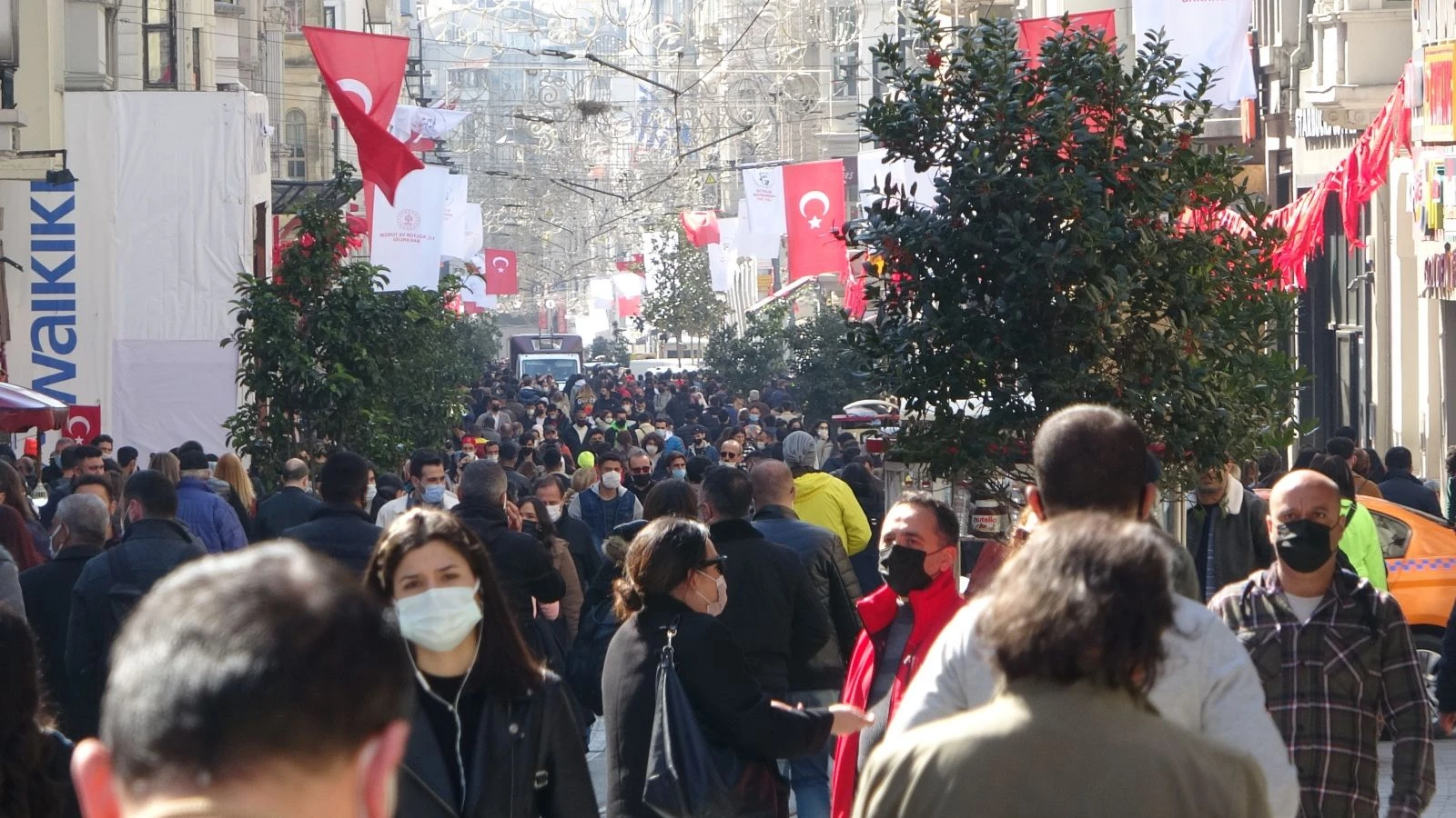 İstiklal Caddesi'nde pandemi kısıtlamaları gevşetildi, yoğunluk arttı