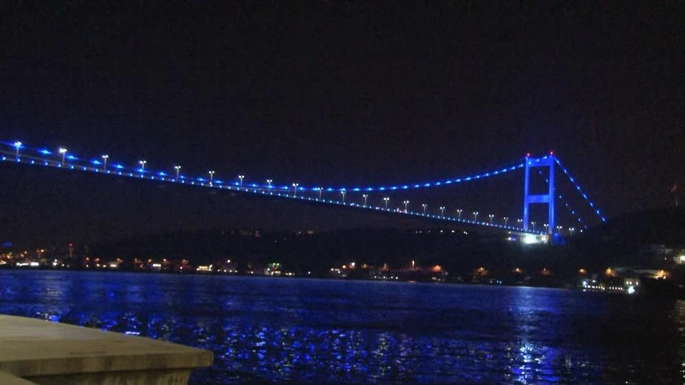 Fatih Sultan Mehmet Köprüsü, otizm farkındalık gününde anlamlı bir ışıkla aydınlandı