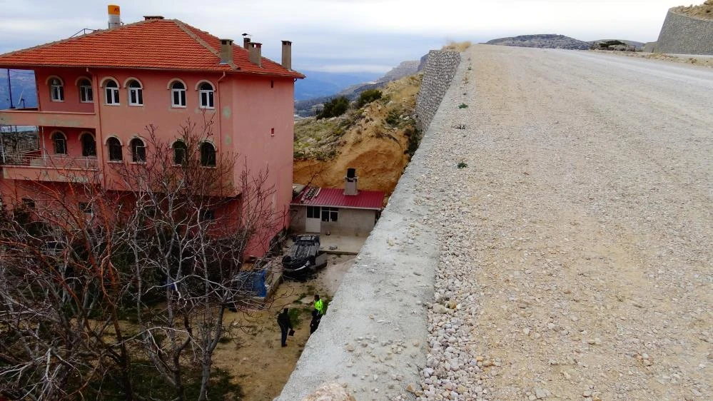 Otomobiliyle 30 metre yüksekten düşen hemşire ağır yaralandı