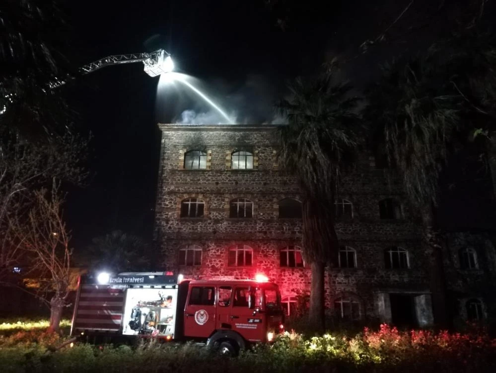 İzmir’de 4 katlı tarihi binadaki yangın söndürüldü