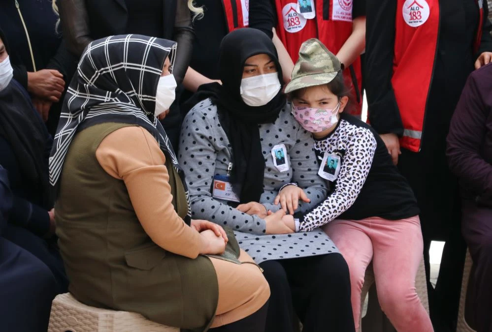 Şehidin kızı hem kendisine hem de annesine babasının şapkasını taktı