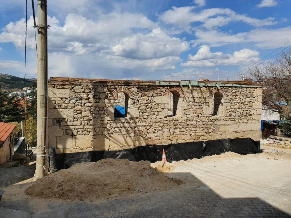 Cami restorasyonunda çatıdan çıkan 50 adet hat levha sokağa atıldı