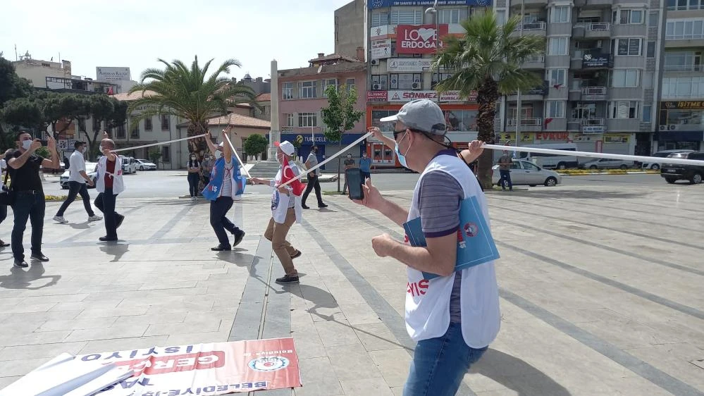 Polis mesafe denetimi yaptı, sendikacılar 1 Mayıs halayını böyle çekti