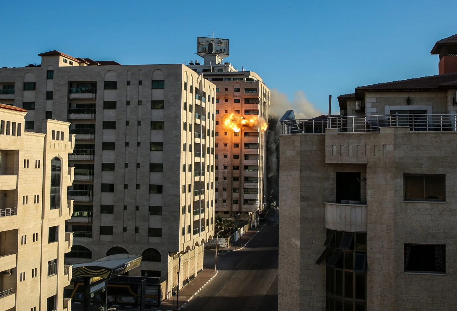 İşgalci İsrail Filistin'i vurmaya devam ediyor