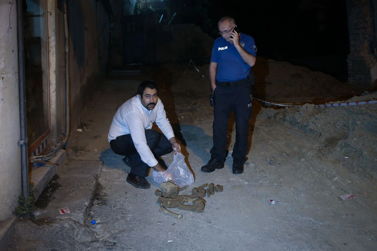 Adana'da, sit alanında arama yapan polis, insan kemikleri buldu