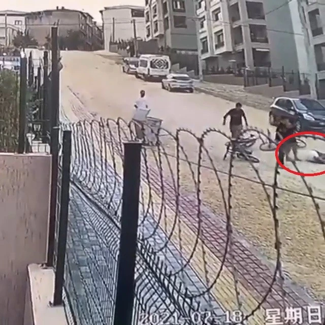 Bisikletiyle gittiği taşlı yolda metrelerce sürüklendi