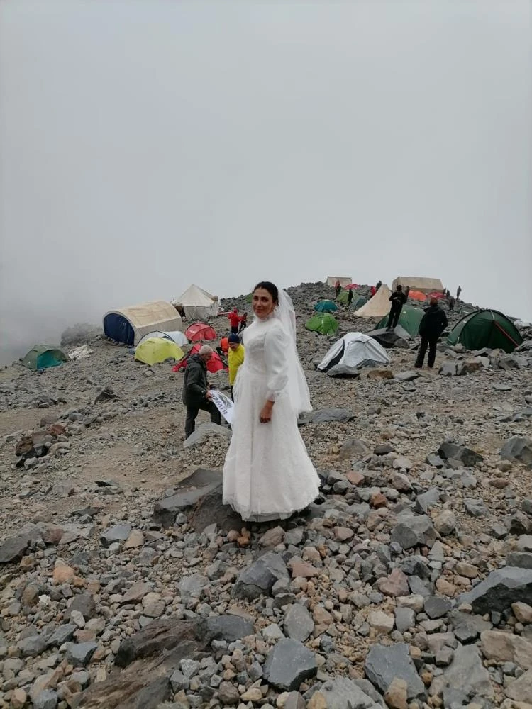 Gelinlik giyip Ağrı Dağı ile evlendi