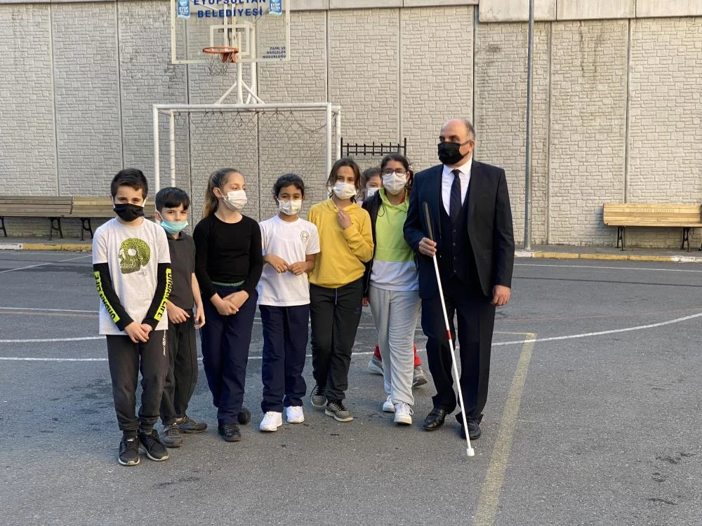 Bizim çok güzel öğretmenlerimiz var... Bir aşkı nakış nakış işleyen neferler