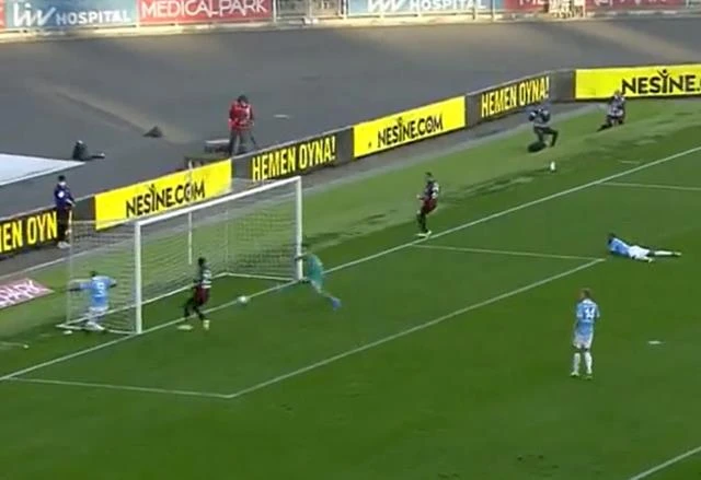 Bomboş kaleye atamadı! Trabzonspor futbolcusu Nwakaeme zoru başardı