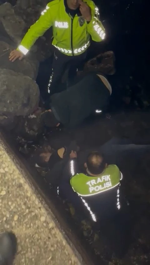 Önce dövdüler sonra denize attılar: Yaralının yardımına polis koştu