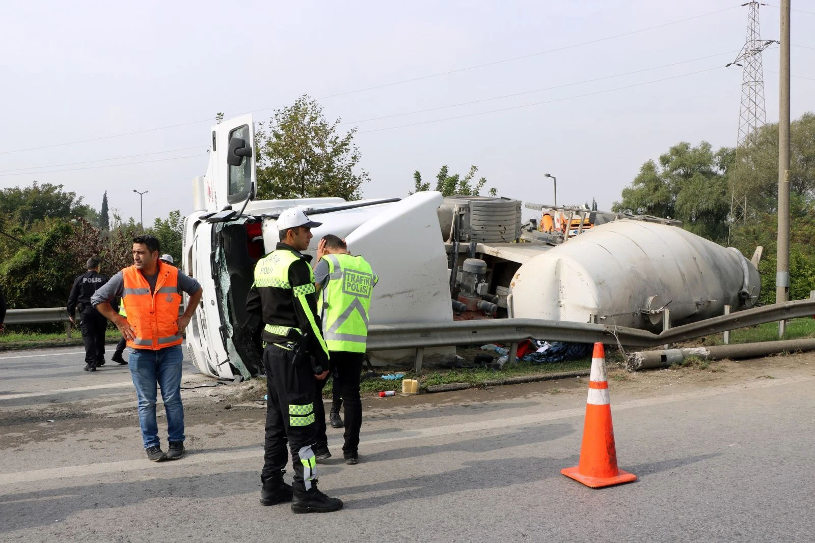 Sakarya'da beton mikseri devrildi:1 ölü