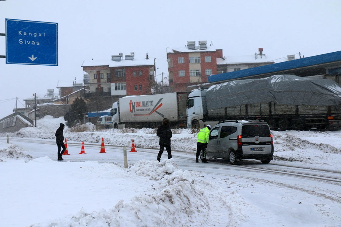 Kar fırtınası yurdu esir aldı: D100 Bolu Dağı Geçişi trafiğe kapatıldı